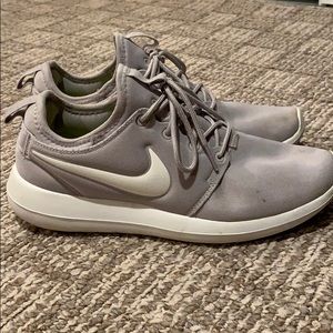 Grey nike roshe